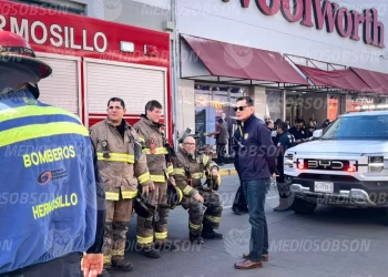 Corto circuito en transformador provoca expl0-sión y apagón en comercio