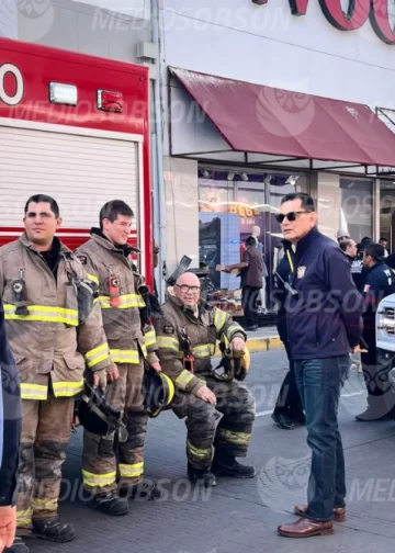 Corto circuito en transformador provoca expl0-sión y apagón en comercio