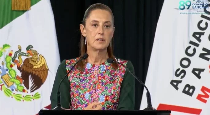 Sheinbaum admite ante banqueros que a México le falta crecer económicamente