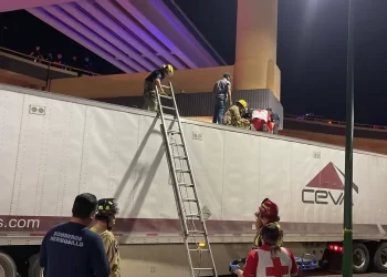 Se lanza mujer de puente y cae sobre tráiler en el cruce de Luis Encinas y Solidaridad