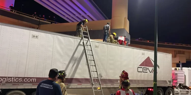 Se lanza mujer de puente y cae sobre tráiler en el cruce de Luis Encinas y Solidaridad