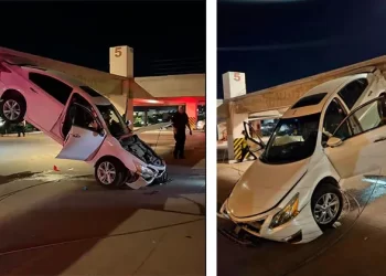 Cae auto en estacionamiento multinivel en la Universidad de Sonora