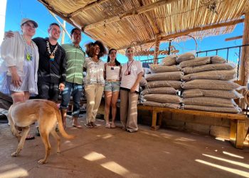 Entrega Omar Del Valle Colosio una tonelada de croquetas a comunidad comca’ac