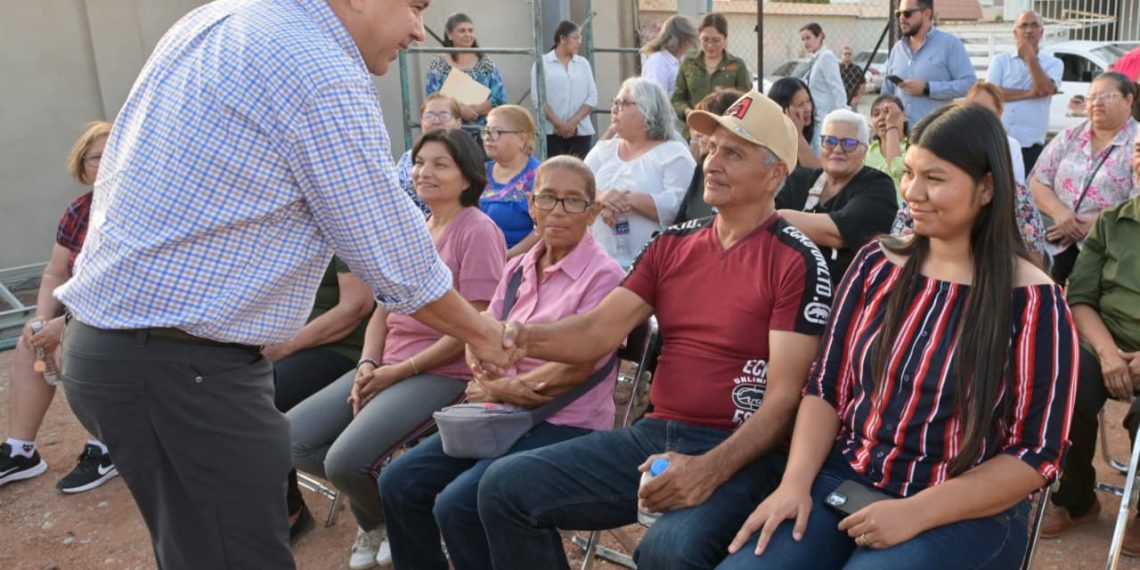 Apoya Toño Astiazarán a familias de la colonia Mártires de Cananea con obra ganadora del Presupuesto CRECES