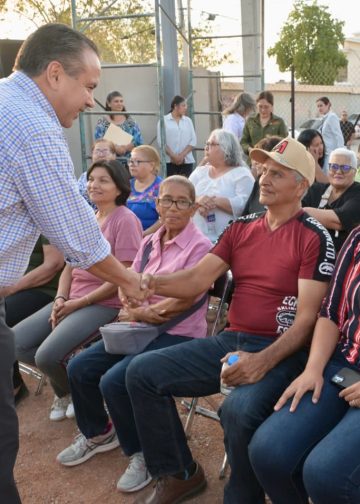 Apoya Toño Astiazarán a familias de la colonia Mártires de Cananea con obra ganadora del Presupuesto CRECES