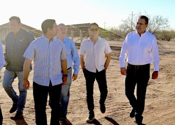 Supervisan operación de 3 mil paneles solares para eficientar suministro de agua en los hogares 