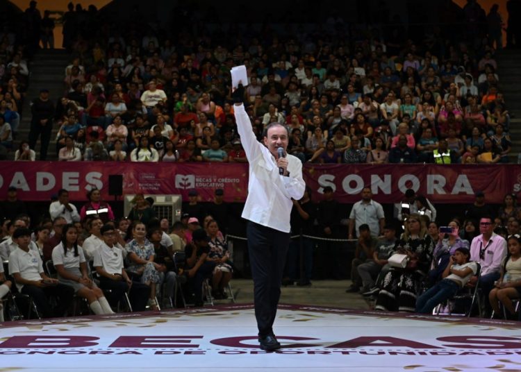 Gobernador Durazo impulsa becas universales para aliviar gasto familiar y mantener a jóvenes en clases