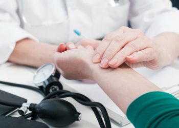 En México se vive más pero no con mejor salud, acusa académica