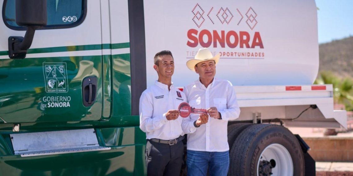 Gobierno de Sonora atiende necesidad prioritaria de agua en San Pedro de la Cueva con donación de pipa