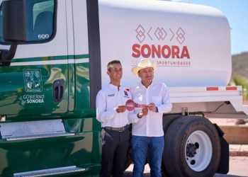 Gobierno de Sonora atiende necesidad prioritaria de agua en San Pedro de la Cueva con donación de pipa