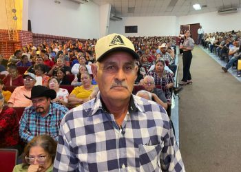 Agradecen familias de Agua Prieta a gobernador Durazo por entrega de escrituras