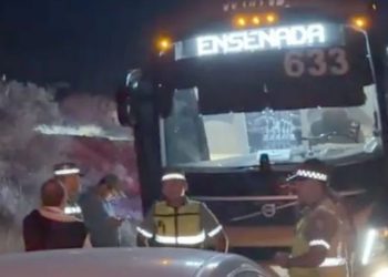 Autobus de Tufesa impacta automóvil sedán en carretera Pitiquito-Caborca