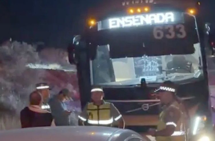 Autobus de Tufesa impacta automóvil sedán en carretera Pitiquito-Caborca