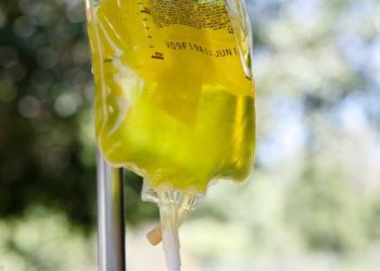 Se ampara médico responsable de clínica que aplicó sueros vitaminados mortales