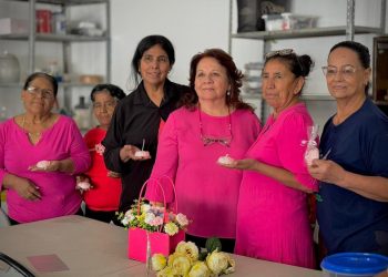 El Gobierno de Sonora brinda clases de elaboración de velas de manera gratuita a personas adultas mayores