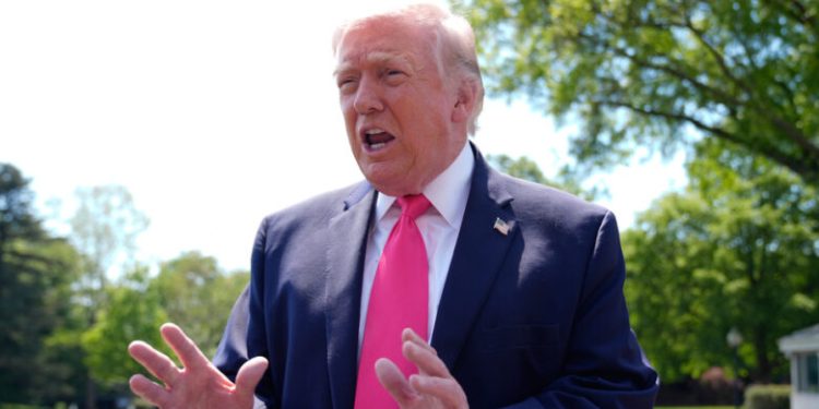 Abogados de Trump negocian con el IRS para resolver su demanda de 10,000 millones de dólares