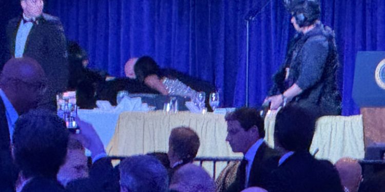 Evacuan a Trump por incidente de seguridad en cena de corresponsales en Casa Blanca; no hay heridos