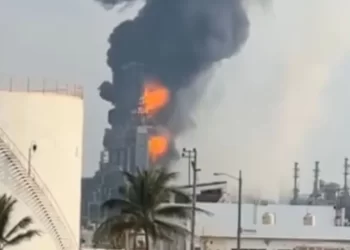 Incendio en la bodega de coque en la refinería Olmeca
