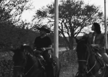 Mientras Nodal cabalga con Ángela, Cazzu triunfa en su gira por EU
