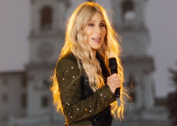 Cher, a sus 79 años, descubre que es abuela de una joven de 15 años