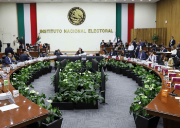 Avanzan perfiles cercanos a la 4T en lista final del INE