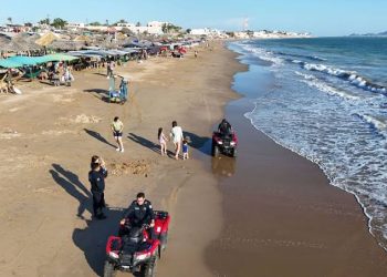 Rescatan a menor de morir ahogado en aguas de Bahía de Kino