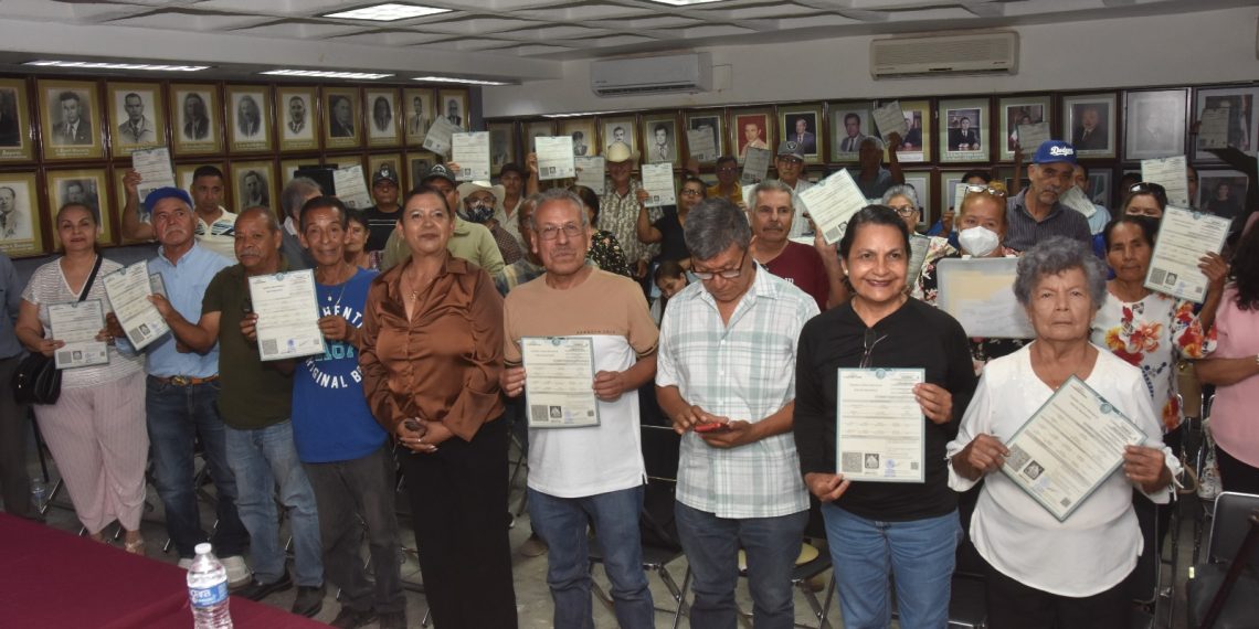Apoyados por el Ayuntamiento de Navojoa ciudadanos reciben actas de nacimiento correctas