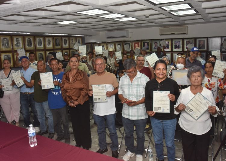 Apoyados por el Ayuntamiento de Navojoa ciudadanos reciben actas de nacimiento correctas