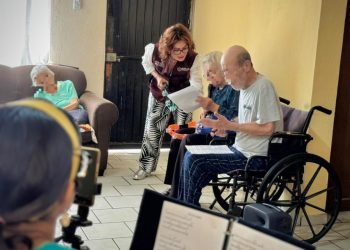 El Gobierno de Sonora imparte clases de música en estancias para personas adultas mayores