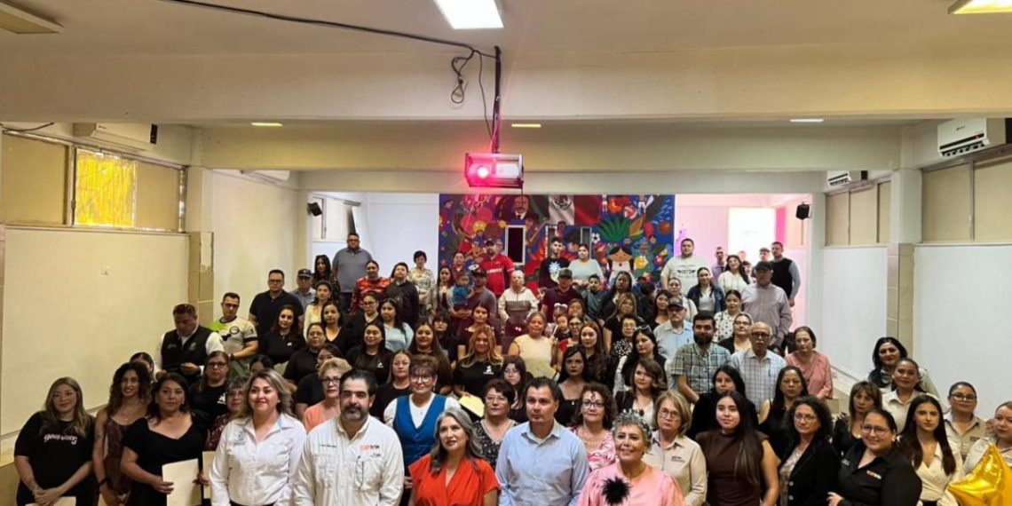 Gobierno de Sonora reconoce a egresados de Icatson con entrega de constancias