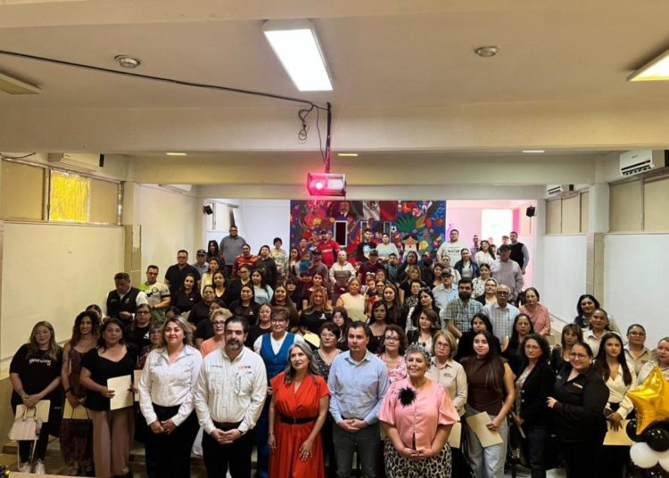 Gobierno de Sonora reconoce a egresados de Icatson con entrega de constancias