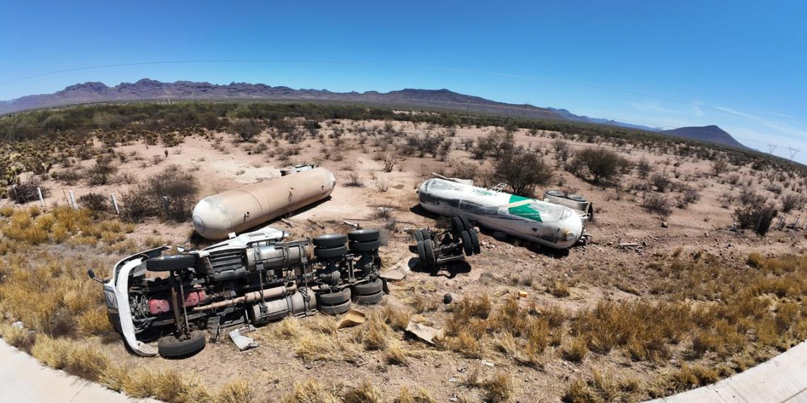 Atienden autoridades accidente de pipa con amoníaco en la carretera Guaymas-Hermosillo