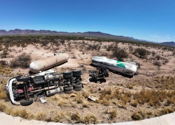 Atienden autoridades accidente de pipa con amoníaco en la carretera Guaymas-Hermosillo