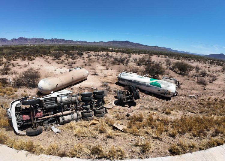 Atienden autoridades accidente de pipa con amoníaco en la carretera Guaymas-Hermosillo
