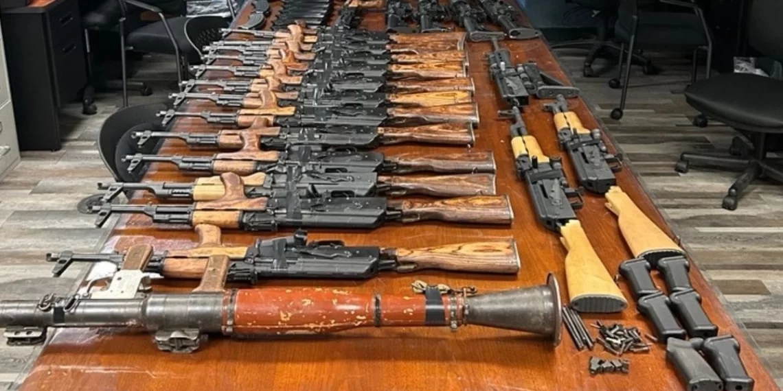 Confiscan lanzacohetes y rifles que una mujer iba a ingresar presuntamente de contrabando por Nogales