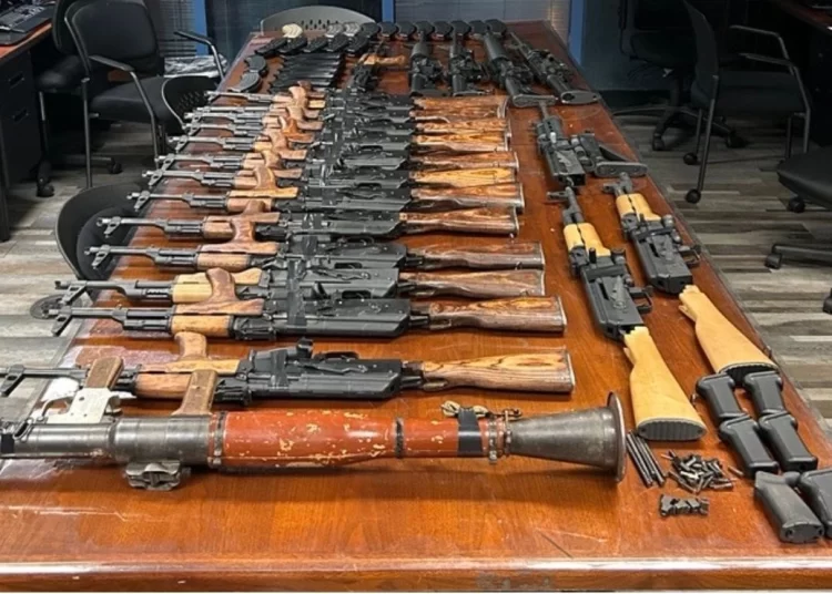 Confiscan lanzacohetes y rifles que una mujer iba a ingresar presuntamente de contrabando por Nogales