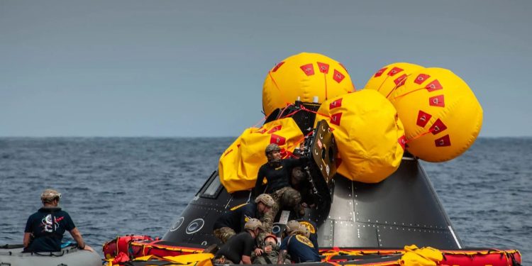 Los astronautas de Artemis II amerizan, concluyendo así su histórico viaje alrededor de la Luna