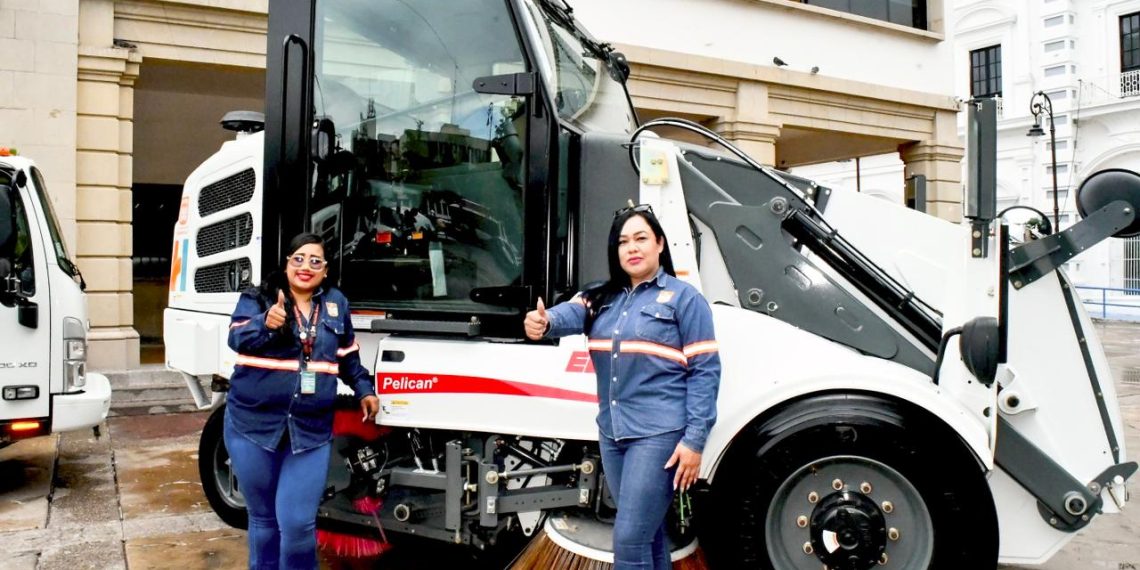 Mejora Ayuntamiento limpieza y entorno de la ciudad con la entrega de cinco nuevas barredoras