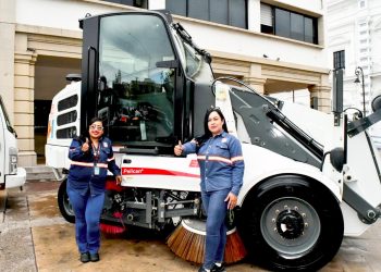 Mejora Ayuntamiento limpieza y entorno de la ciudad con la entrega de cinco nuevas barredoras