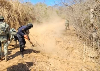 Descubren en Apatzingán un camino minado con explosivos marcados con las iniciales del CJNG