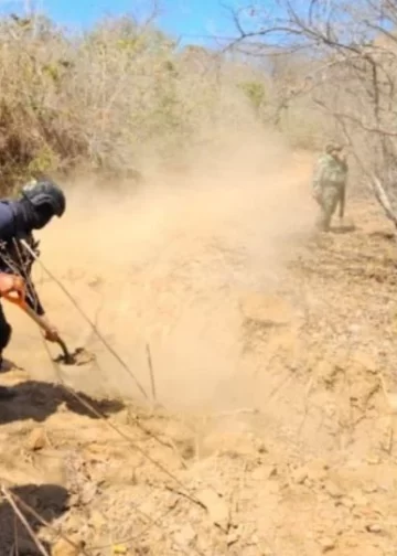 Descubren en Apatzingán un camino minado con explosivos marcados con las iniciales del CJNG