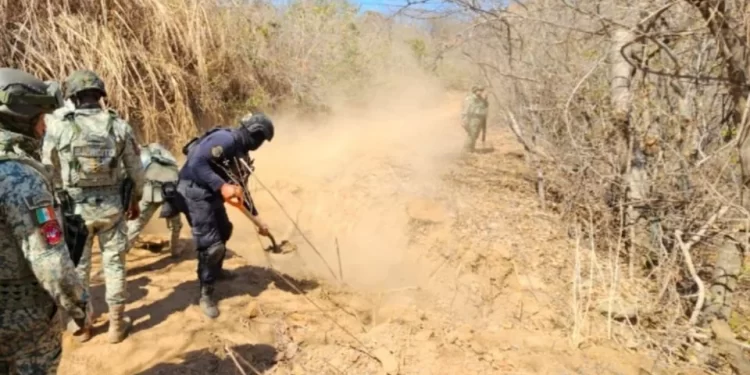 Descubren en Apatzingán un camino minado con explosivos marcados con las iniciales del CJNG