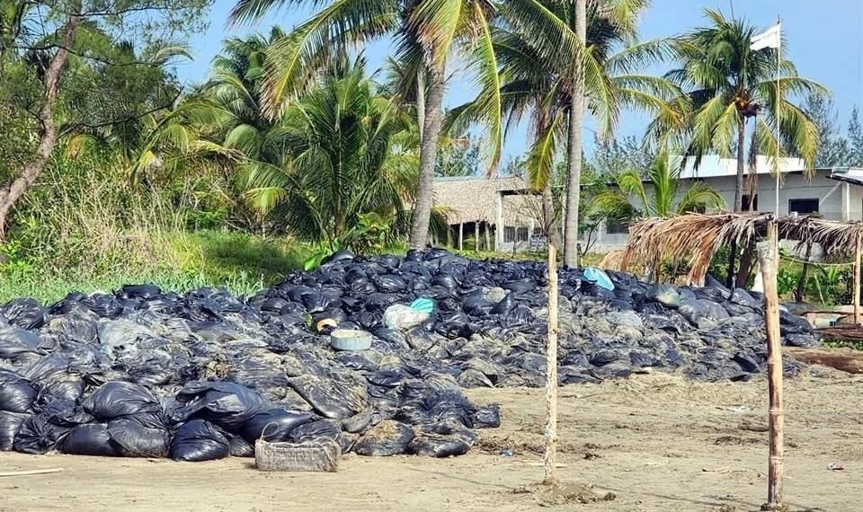 Recogen chapopote, pero lo abandonan en bolsas en Veracruz