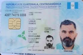 La credencial falsa que el contralmirante Farías usó para esconderse de la Interpol