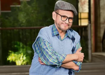 Celebra Edgar Vivar el éxito de ‘Vecinos’