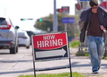 Desempleo baja a 4.3% en Estados Unidos