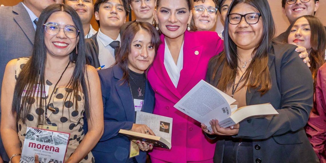 Lorenia Valles participa en el Parlamento Juvenil de la Cámara de Diputados