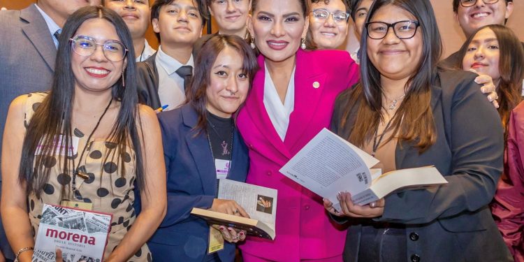 Lorenia Valles participa en el Parlamento Juvenil de la Cámara de Diputados