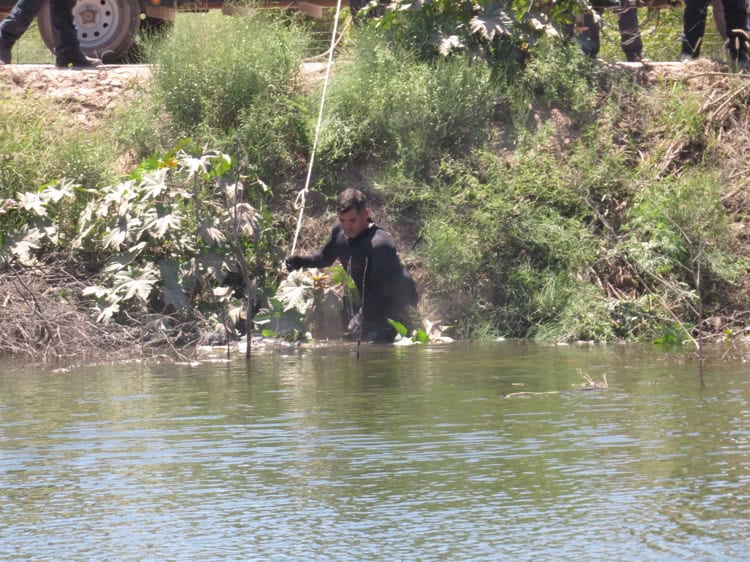 Localizan dos cuerpos flotando en canal alto