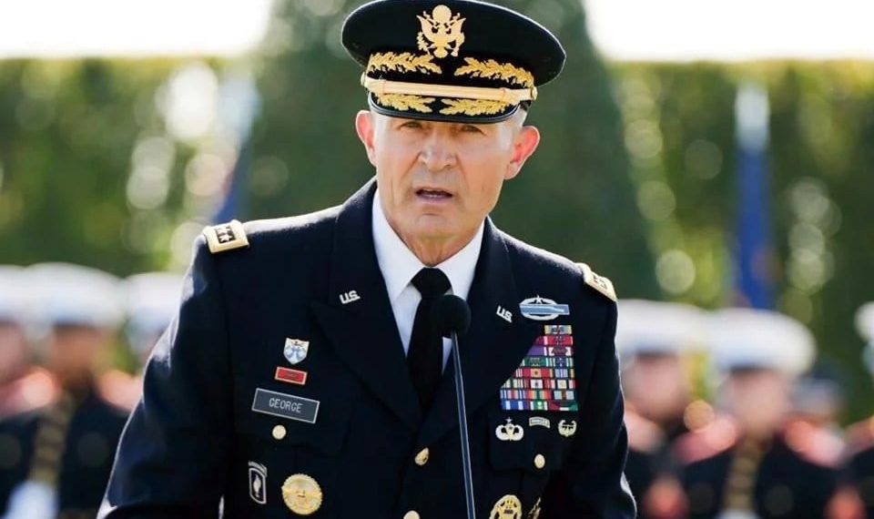 Pide Hegseth renuncia a jefe del Estado Mayor del Ejército